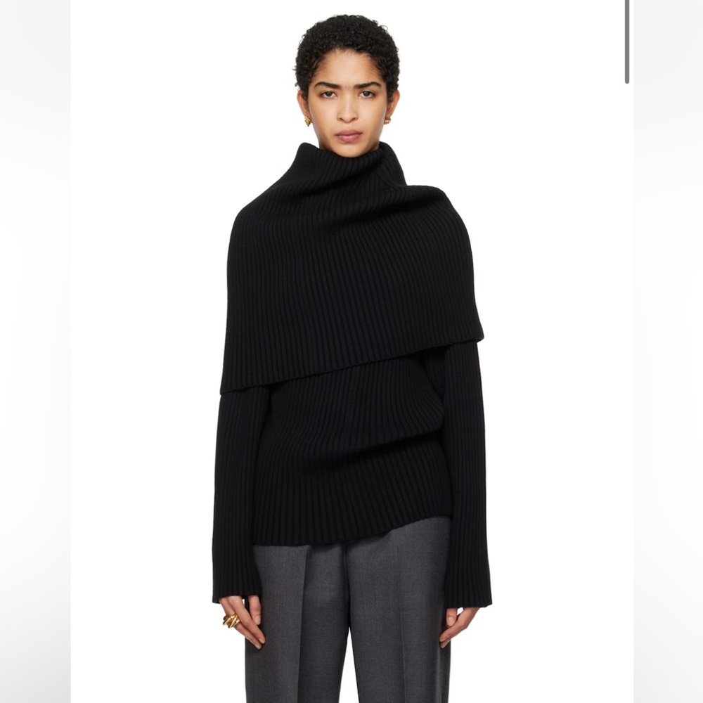 ALAINPAUL
Black Covered Shoulders Turtleneck